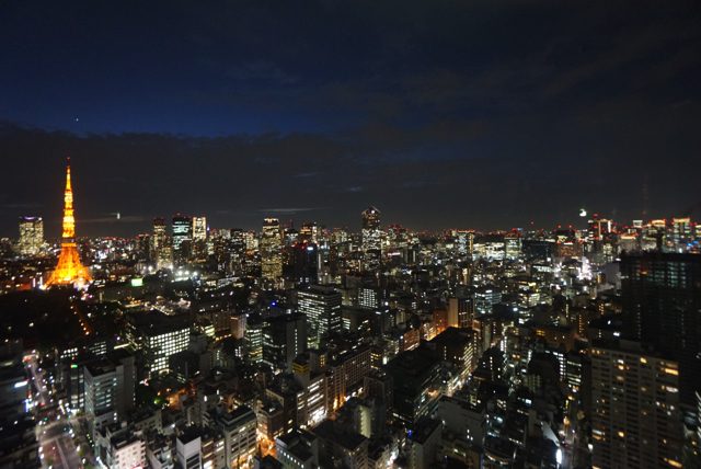 閉館 浜松町の 世界貿易センタービル の展望台からは東京タワーとスカイツリーが見える タビホリ
